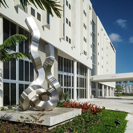 Отель Doubletree By Hilton Miami Doral Sweetwater Экстерьер фото
