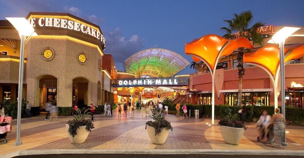 Отель Doubletree By Hilton Miami Doral Sweetwater Экстерьер фото