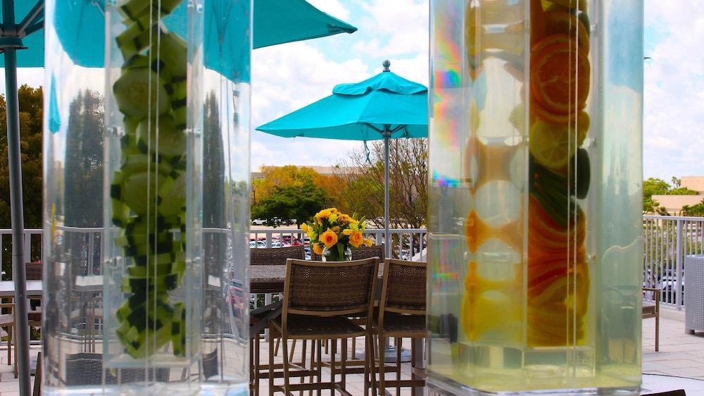 Отель Doubletree By Hilton Miami Doral Sweetwater Экстерьер фото