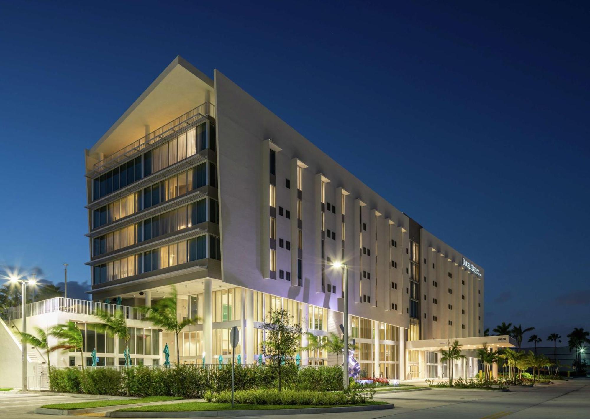 Отель Doubletree By Hilton Miami Doral Sweetwater Экстерьер фото