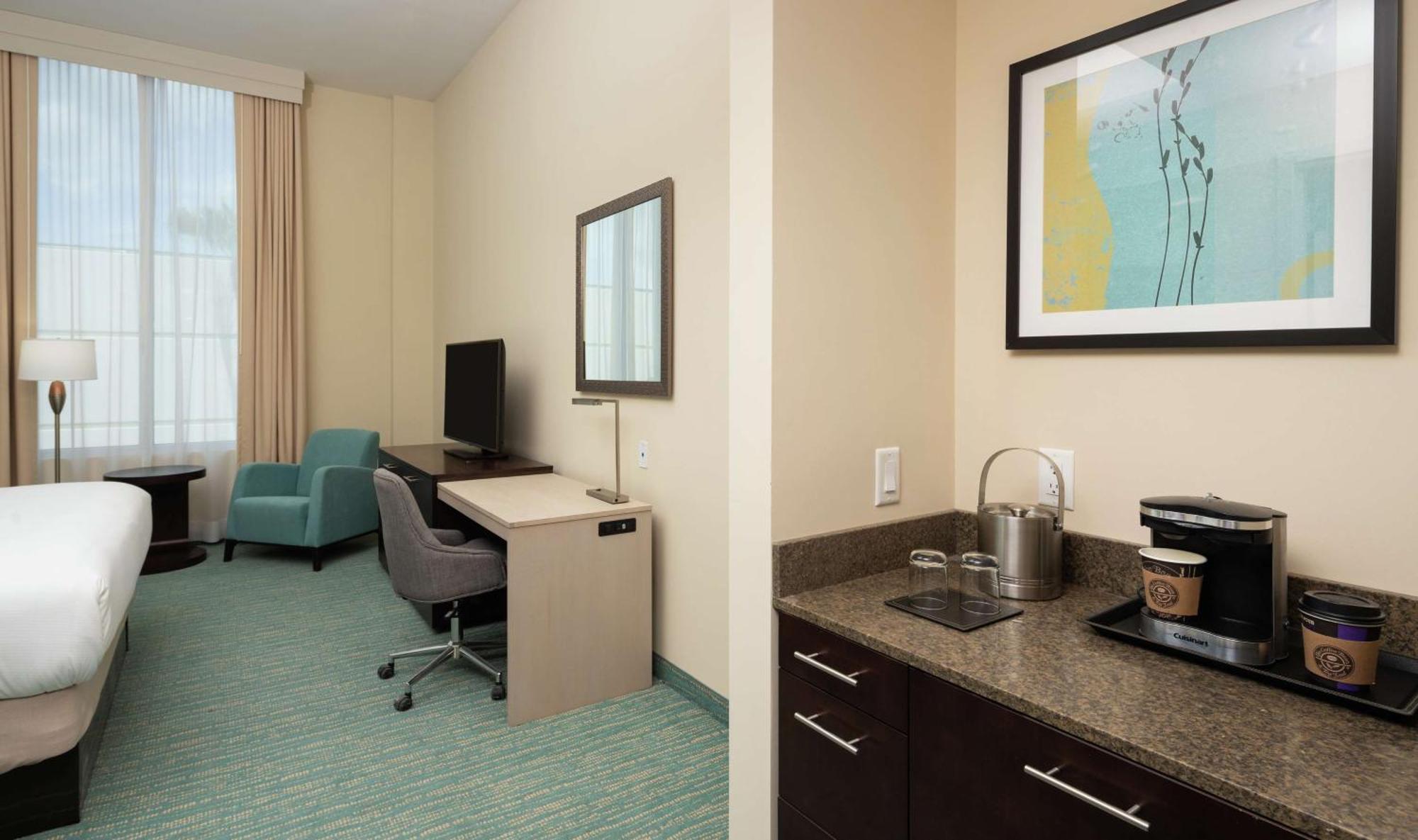 Отель Doubletree By Hilton Miami Doral Sweetwater Экстерьер фото