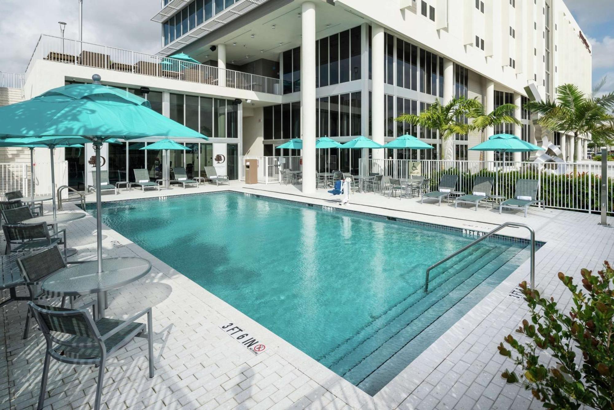 Отель Doubletree By Hilton Miami Doral Sweetwater Экстерьер фото