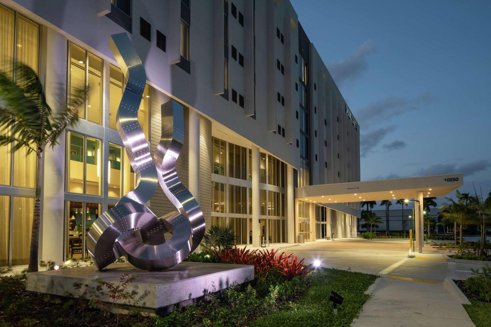 Отель Doubletree By Hilton Miami Doral Sweetwater Экстерьер фото
