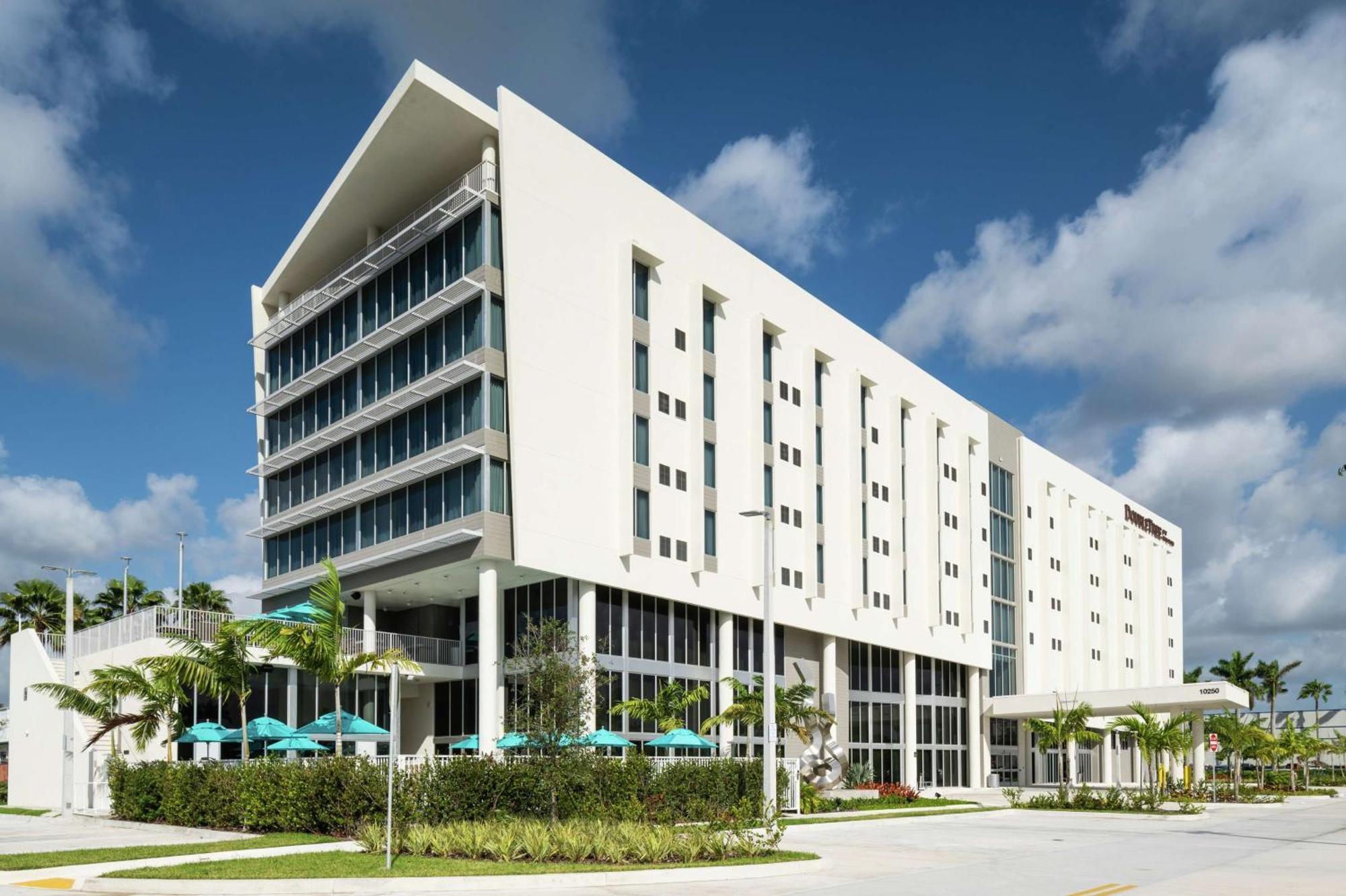 Отель Doubletree By Hilton Miami Doral Sweetwater Экстерьер фото